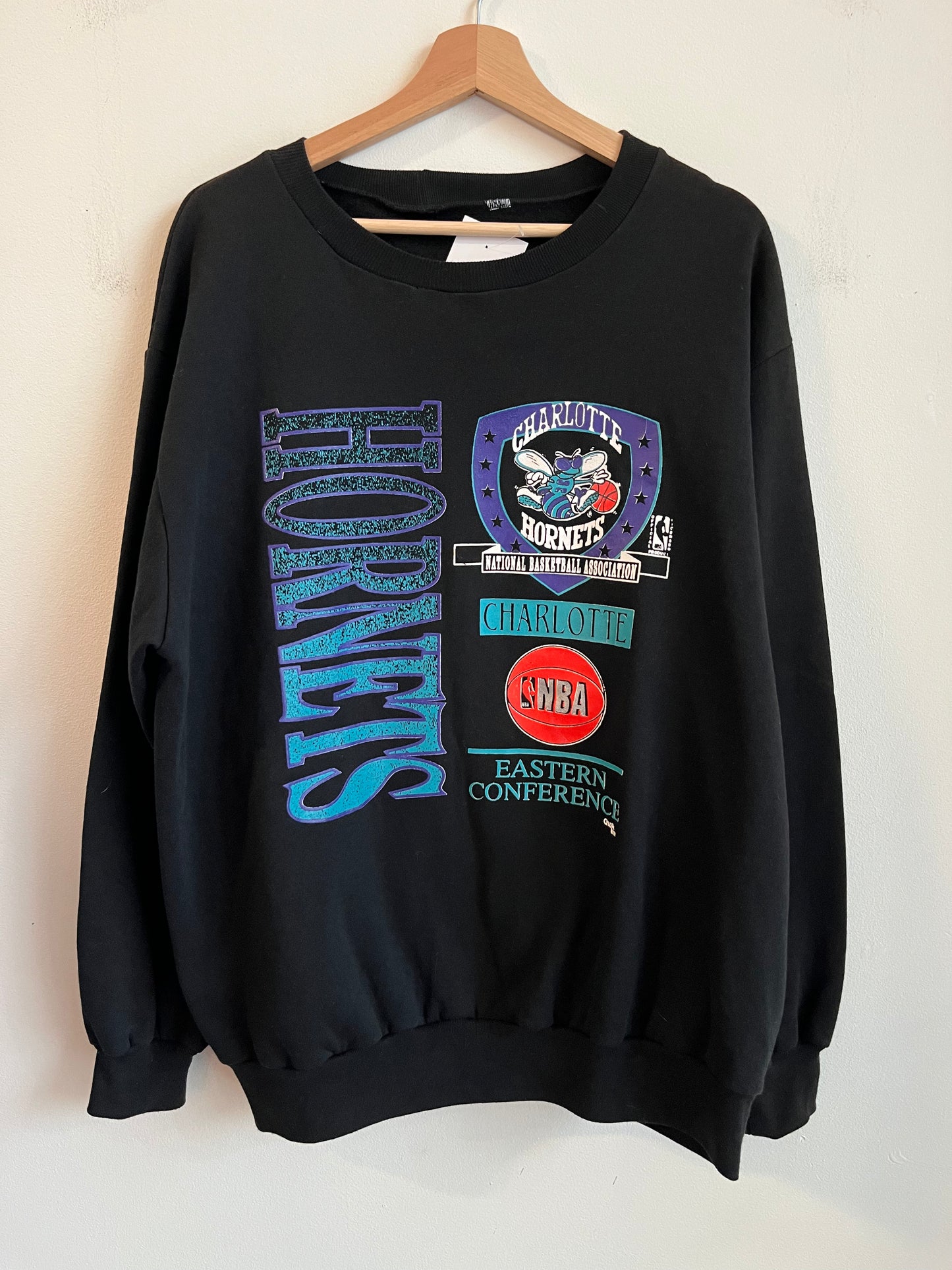 1990s Charlotte Hornets Chalk Line Spell Out Black Crewneck (L)