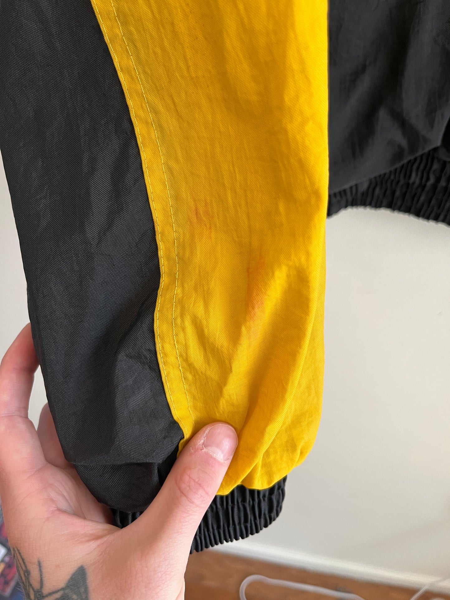 1990s Pittsburgh Steelers Pro Player Two Tone Spell Out Windbreaker (M)
