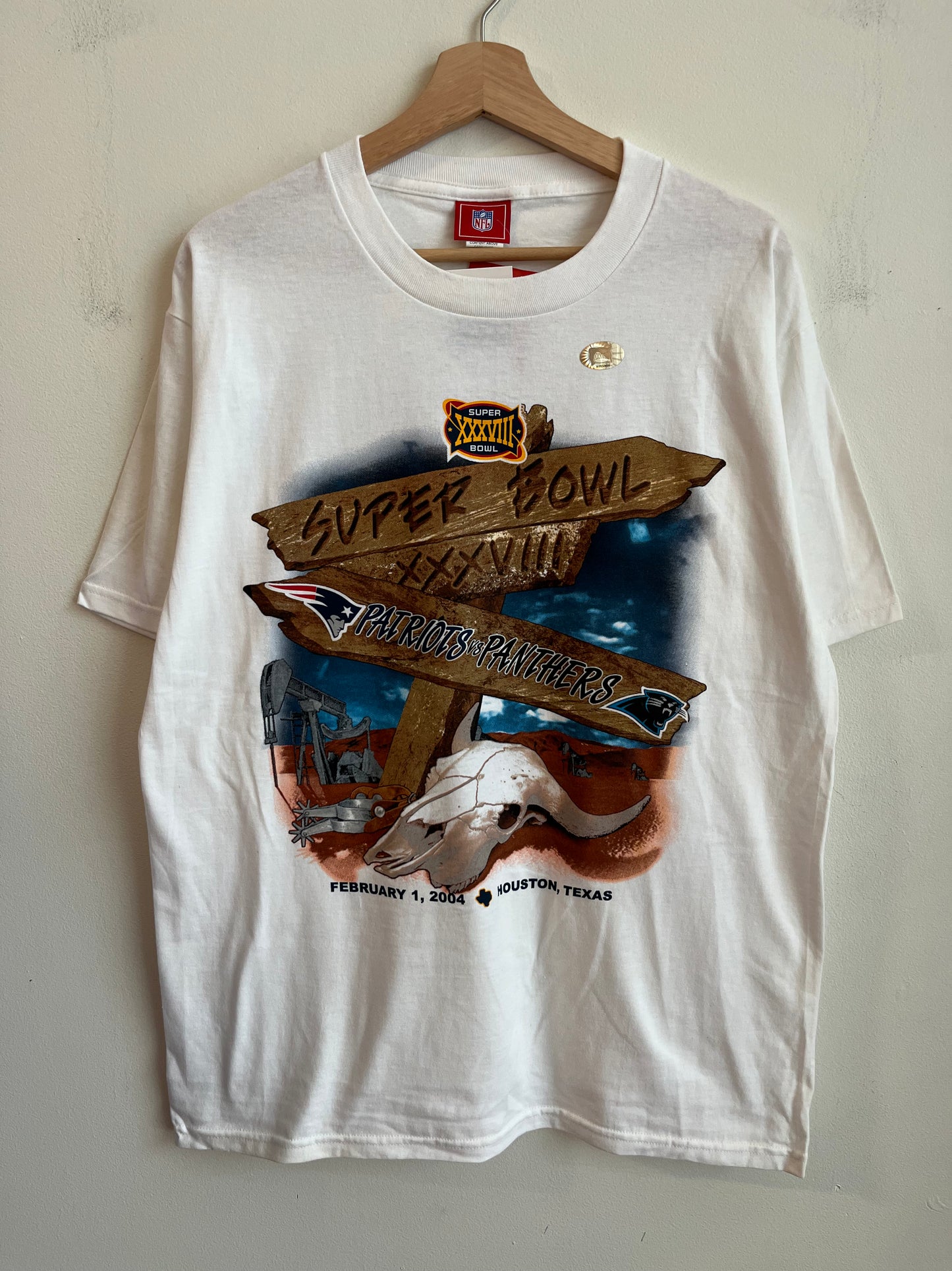 2004 Carolina Panthers VS New England Patriots Deadstock Super Bowl Graphic Tee (M)