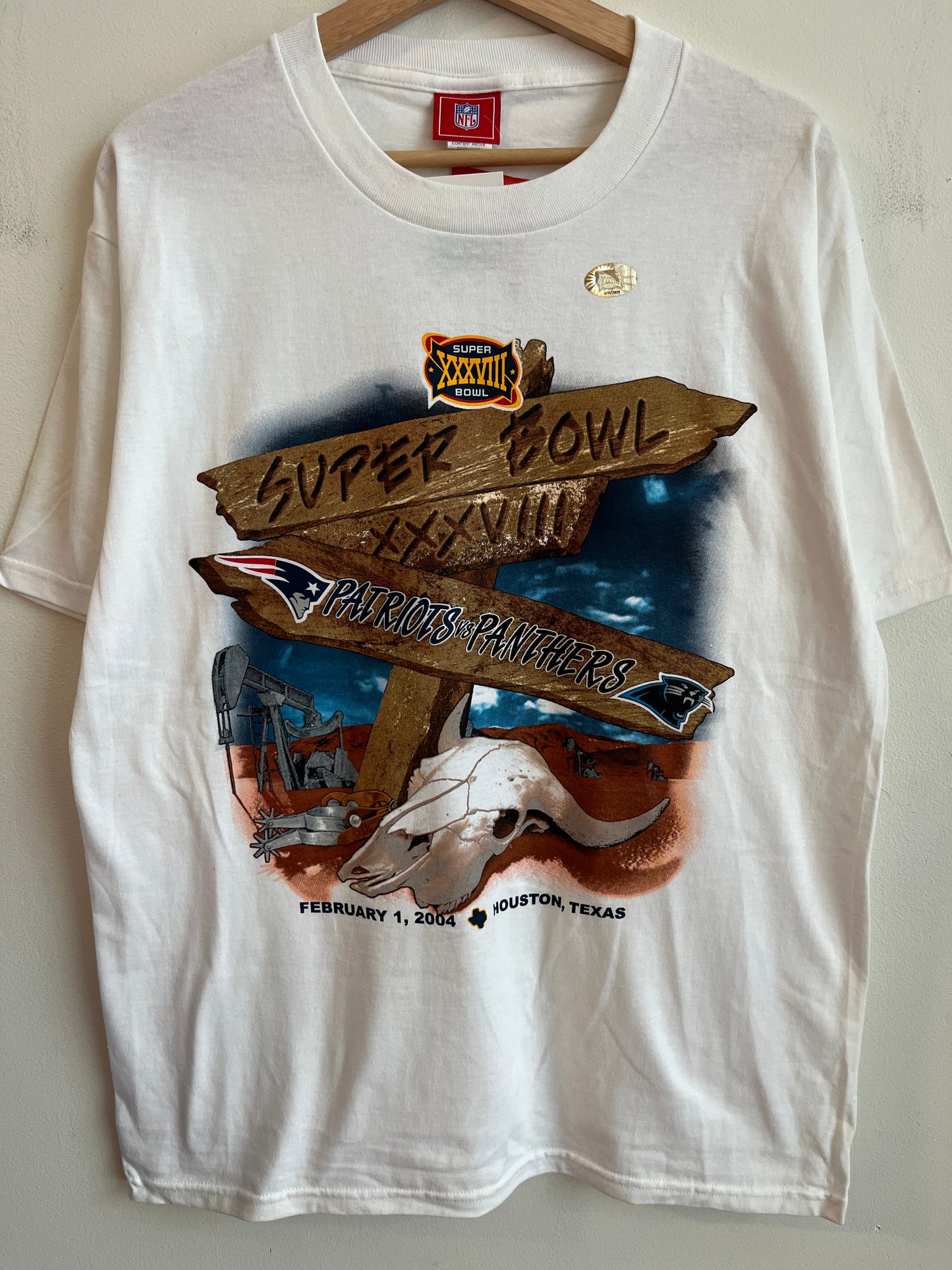 2004 Carolina Panthers VS New England Patriots Deadstock Super Bowl Graphic Tee (M)